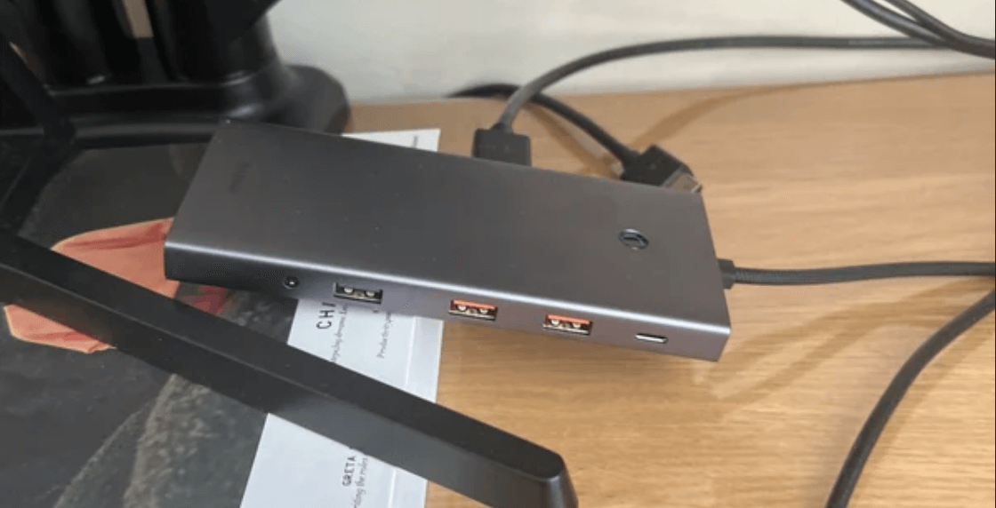 USB-C хаб для Макбука. С таким хабом вы легко подключите к ноутбуку или компьютеру любую периферию. Фото.