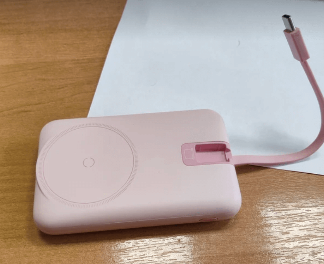 Внешний аккумулятор с MagSafe. Можно подключить его с помощью кабеля, а можно просто примагнитить к Айфону. Фото.