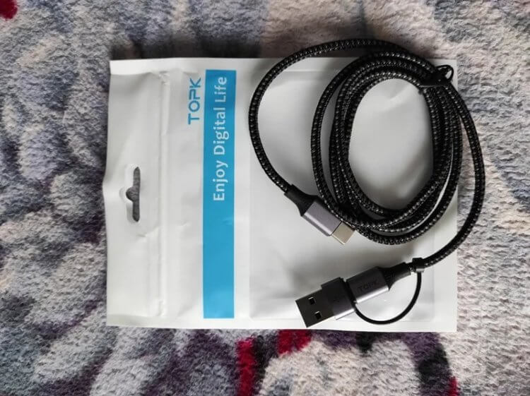 Провод для зарядки телефона. Провод оснащен переходником на USB-A. Провод для зарядки телефона. Провод оснащен переходником на USB-A. Фото.