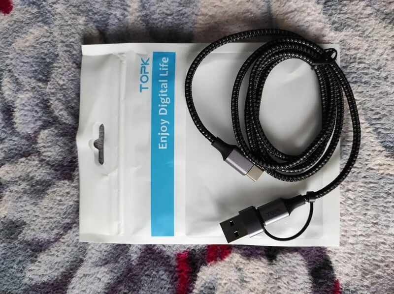 Провод для зарядки телефона. Провод оснащен переходником на USB-A. Фото.