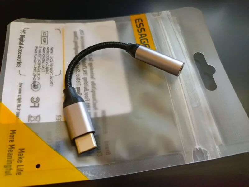 Переходник USB Type-C на AUX. Этот маленький переходник поможет вам подключить к смартфону даже любые проводные наушники. Фото.