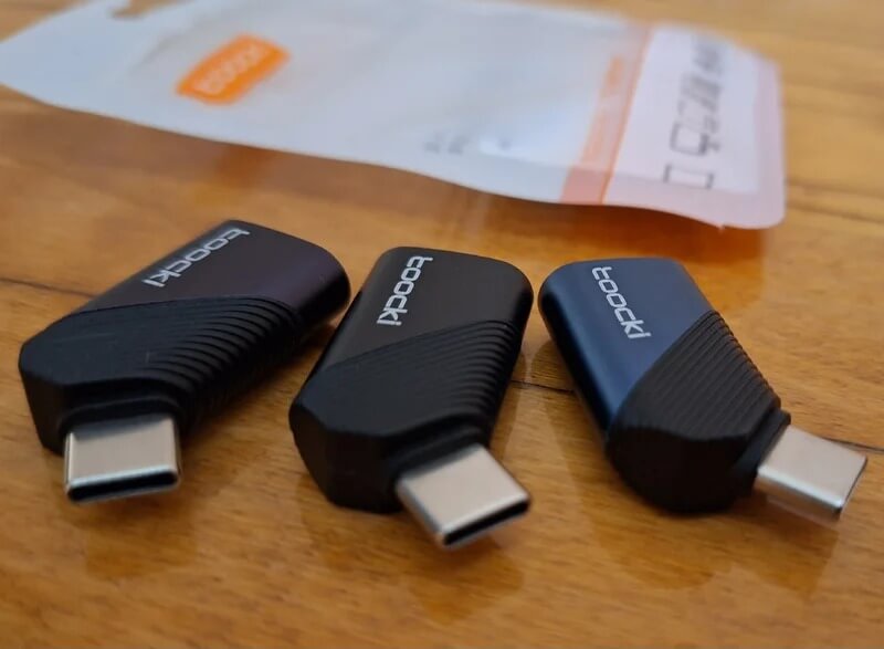 Переходник с USB-C на USB. В комплекте идет сразу три переходника. Фото.