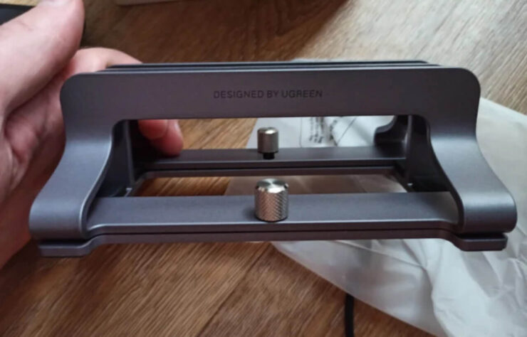 Как установить ноутбук вертикально. Подстака вмещает сразу два устройства. Как установить ноутбук вертикально. Подстака вмещает сразу два устройства. Фото.