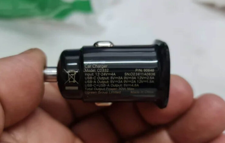 Автомобильный зарядник для iPhone. Это очень маленькая, но мощная зарядка. Фото.