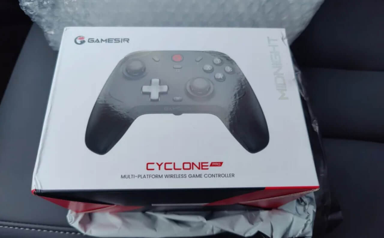 Недорогой игровой контроллер для Айфона. С таким контроллером и играть в удовольствие. Фото.