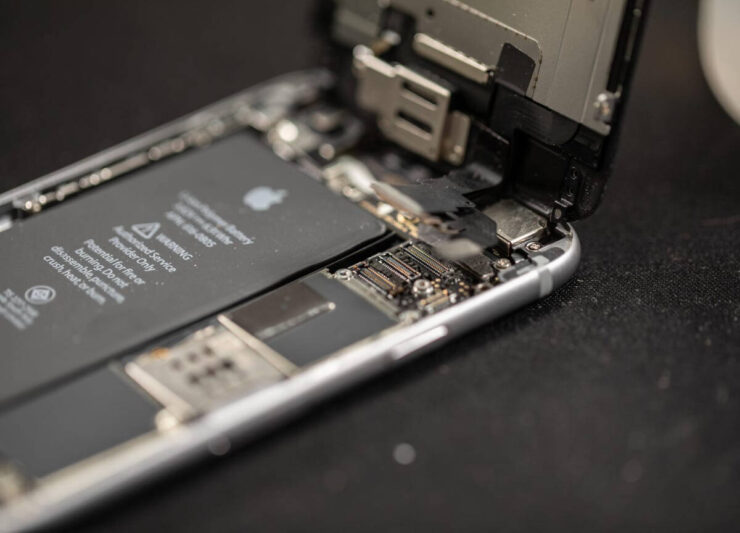Замена аккумулятора на Айфоне. В Apple Pro проведут ремонт любой сложности. Фото.