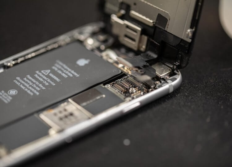 Сколько стоит замена аккумулятора на Айфоне. В Apple Pro проведут ремонт любой сложности. Фото.
