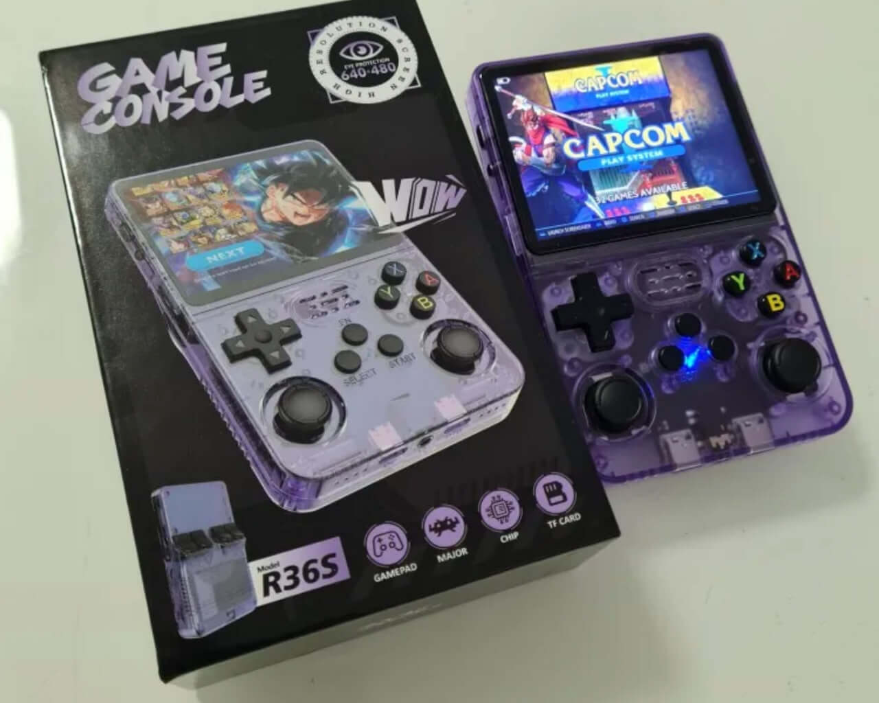 Портативная консоль с ретро-играми. На этой консоли есть. игры с PlayStation. Фото.