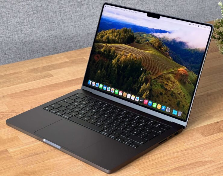 Ноутбук с хорошим аккумулятором. Для MacBook Pro M3 Apple заявляет сразу 22 часа автономной работы. Изображение: notebookcheck-ru.com. Ноутбук с хорошим аккумулятором. Для MacBook Pro M3 Apple заявляет сразу 22 часа автономной работы. Изображение: notebookcheck-ru.com. Фото.