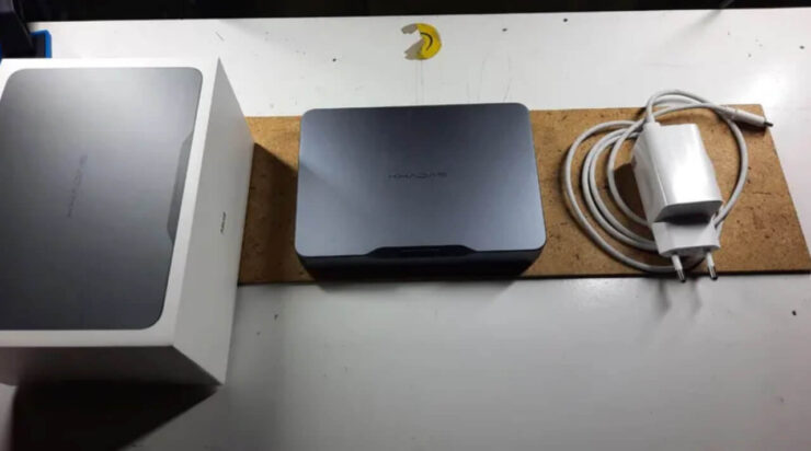 Компактный компьютер на Windows. Даже самый легкий ноутбук весит больше. Фото.