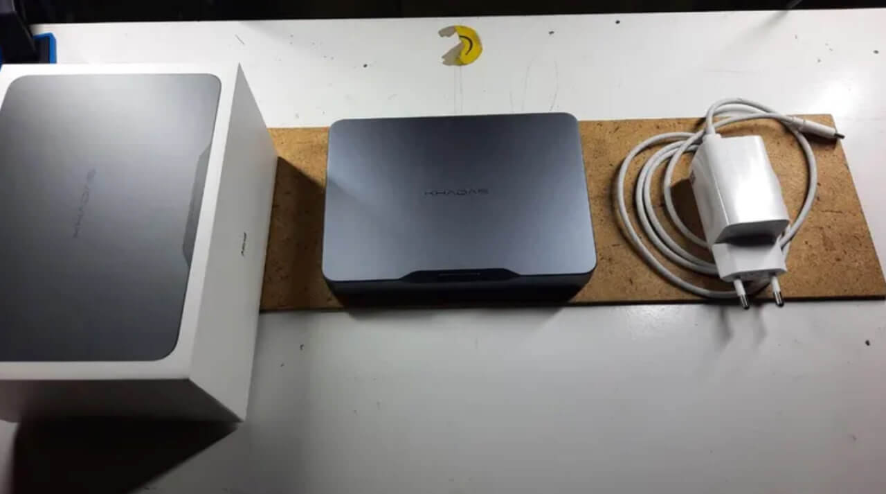 Компактный компьютер на Windows. Даже самый легкий ноутбук весит больше. Фото.