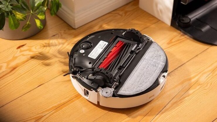 Робот-пылесос с влажной уборкой. Обратите внимание на небольшой дополнительный валик сбоку. Изображение: nextpit.com. Робот-пылесос с влажной уборкой. Обратите внимание на небольшой дополнительный валик сбоку. Изображение: nextpit.com. Фото.