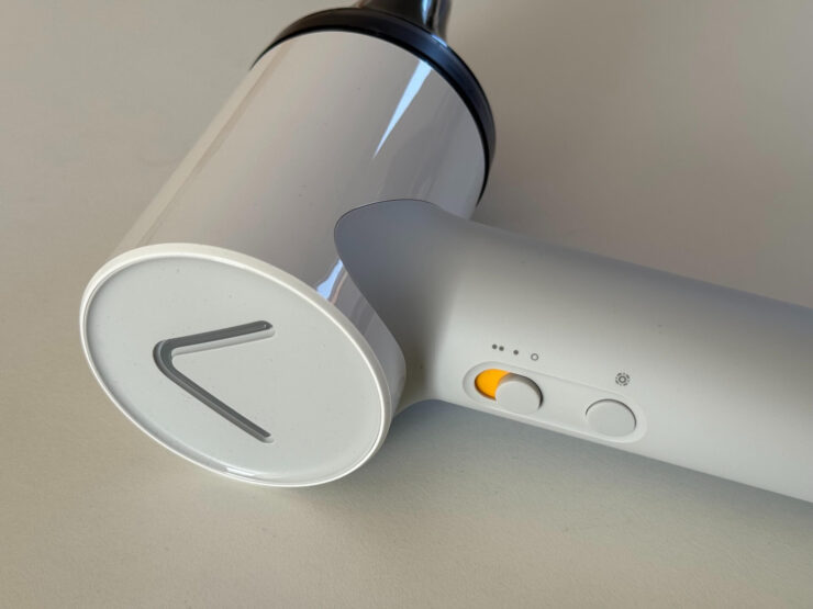 Мощный фен для волос. В таком компактном корпусе скрыт мощный движок. Изображение: macerkopf.de. Мощный фен для волос. В таком компактном корпусе скрыт мощный движок. Изображение: macerkopf.de. Фото.