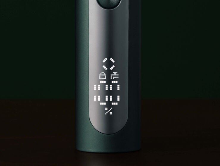 Бритва на аккумуляторе. На дисплей выводится информация об уровне заряда аккумулятора. Фото.