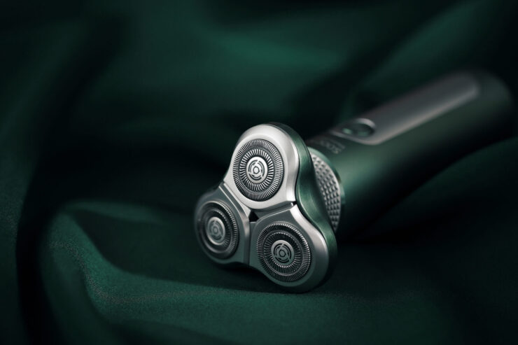 Мужская электрическая бритва. Лезвие идеально повторяет контур лица. Фото.