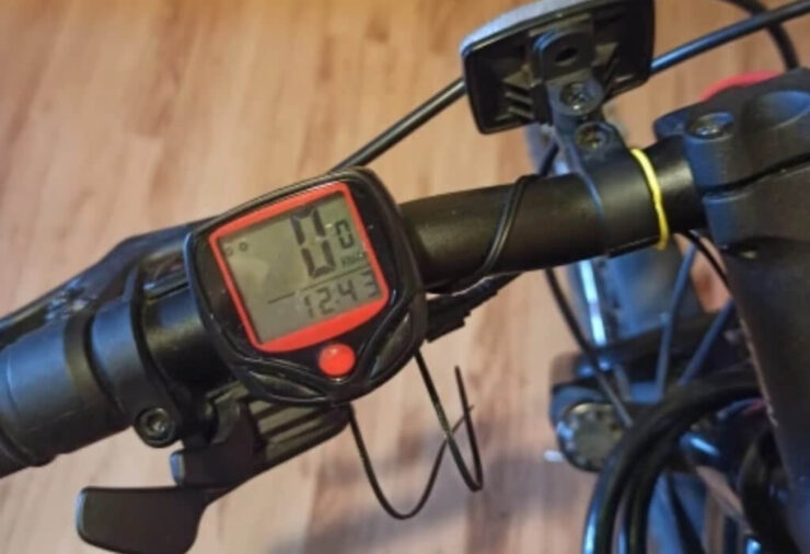 Велокомпьютер со спидометром. Этому велокомпьютеру не страшно даже погружение под воду. Велокомпьютер со спидометром. Этому велокомпьютеру не страшно даже погружение под воду. Фото.