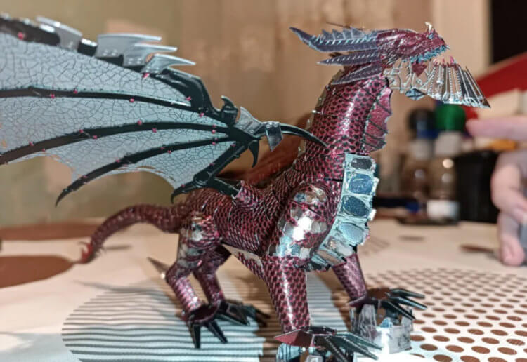 3D-конструктор из металла дракон. Выглядит такая фигурка и правда очень внушительно. Фото.