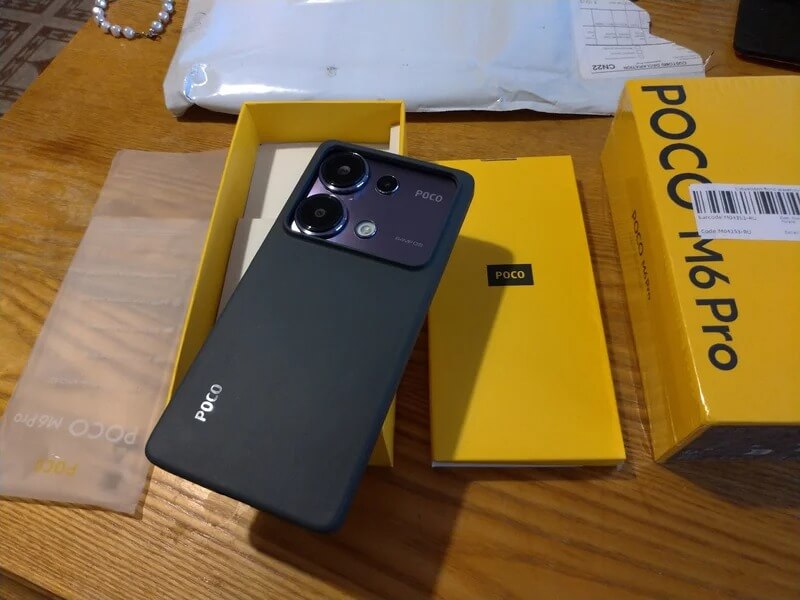 Недорогой смартфон на Андроиде. В комплекте со смартфоном идет не только зарядка, но и чехол. Фото.