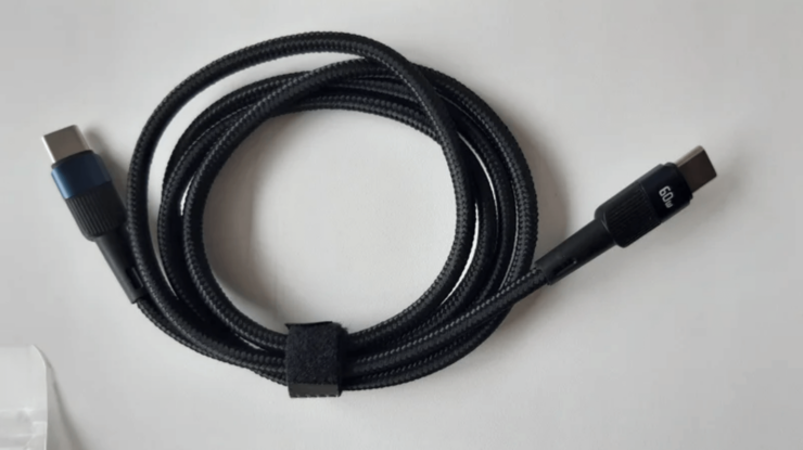 Провод для зарядки Айфона. Провод в тканевой оплетке прослужит вам долго. Фото.