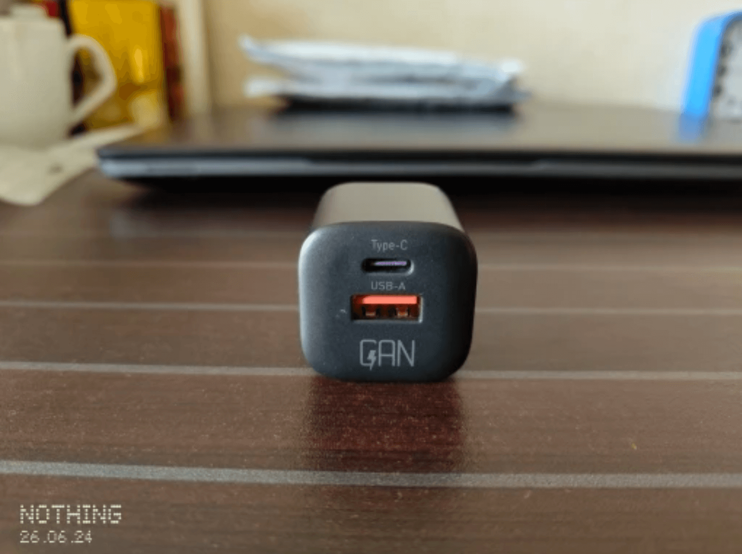 Зарядка для Айфона. Блок питания компактный и оснащен двумя портами. Фото.