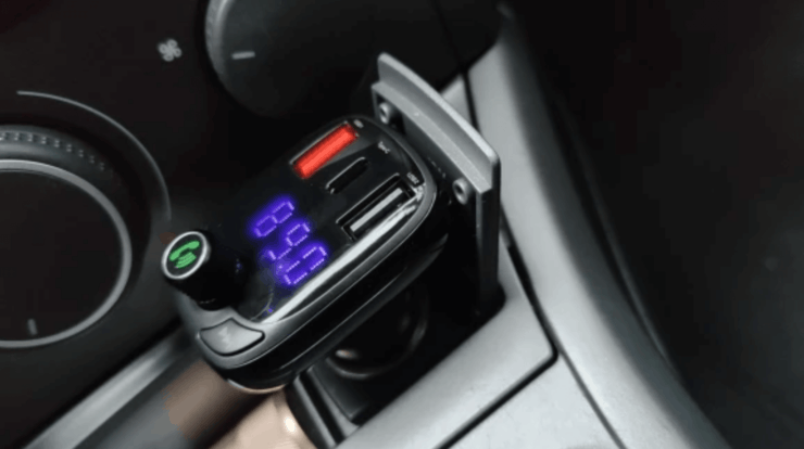 FM-трансмиттер с Bluetooth. С таким небольшим приборчиком вы сможете слушать музыку в машине через Bluetooth. Фото.