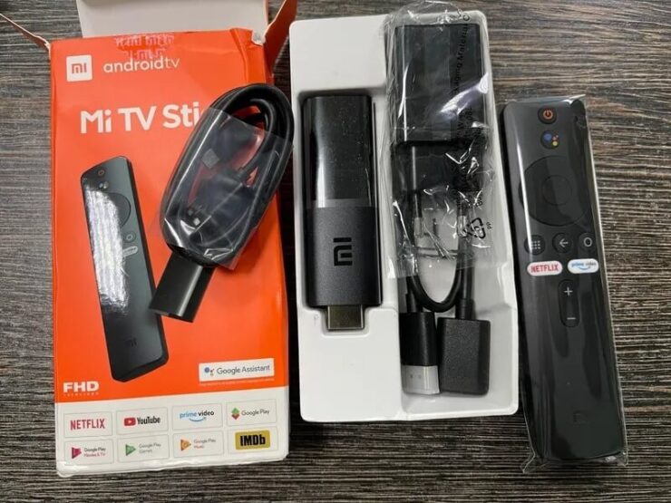 Стик для телевизора. В комплекте со стиком идет все самое необходимое. Фото.