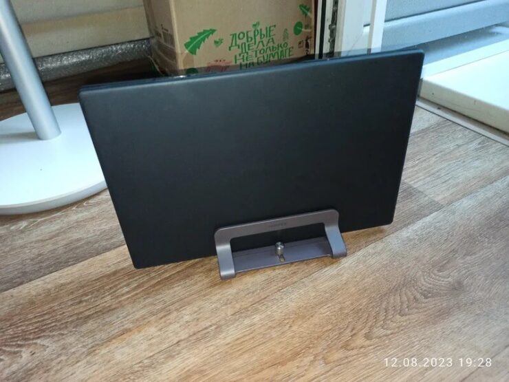 Подставка для ноутбука. С такой подставкой места на столе станет больше. Подставка для ноутбука. С такой подставкой места на столе станет больше. Фото.