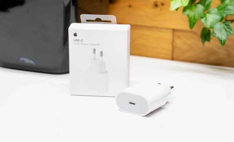 Какая зарядка у Айфона. Для зарядки своих смартфонов Apple рекомендует использовать адаптер питания на 20 Вт. Какая зарядка у Айфона. Для зарядки своих смартфонов Apple рекомендует использовать адаптер питания на 20 Вт. Фото.