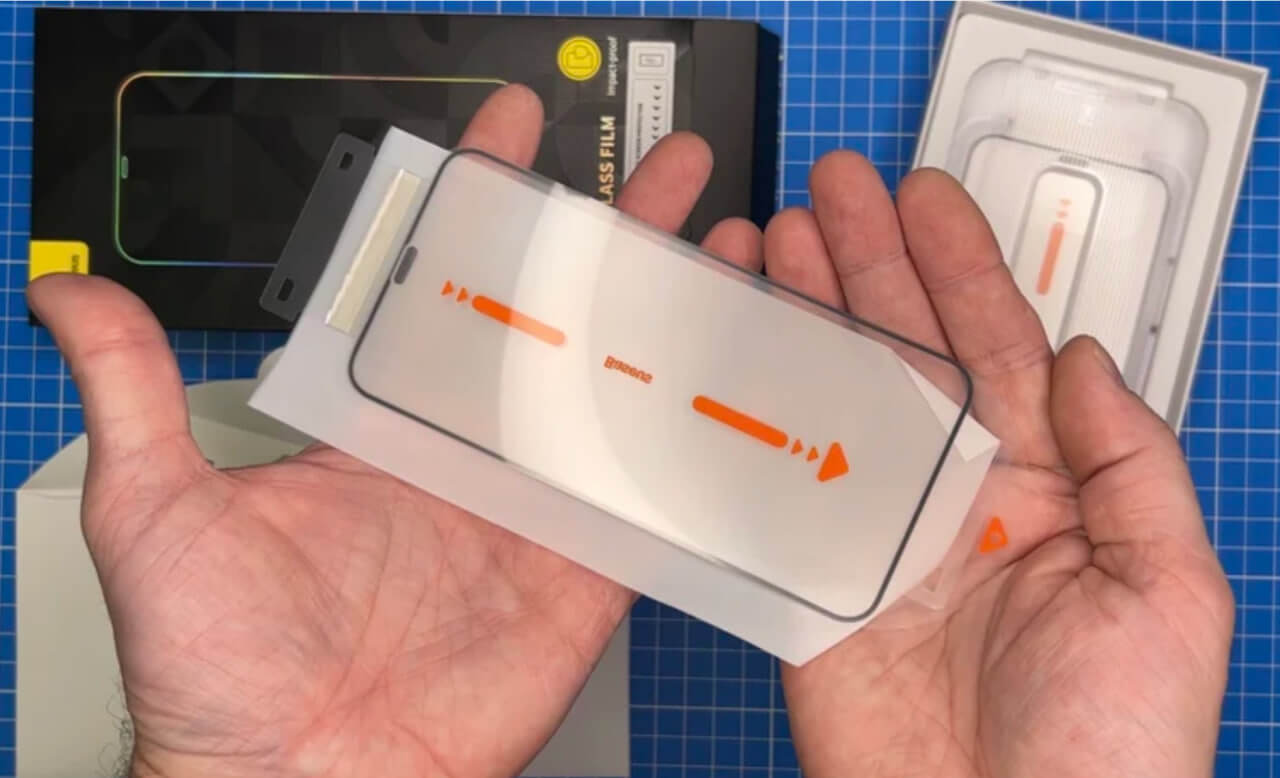 Защитное стекло Baseus для iPhone. Это стекло еще нужно умудриться наклеить неправильно. Фото.