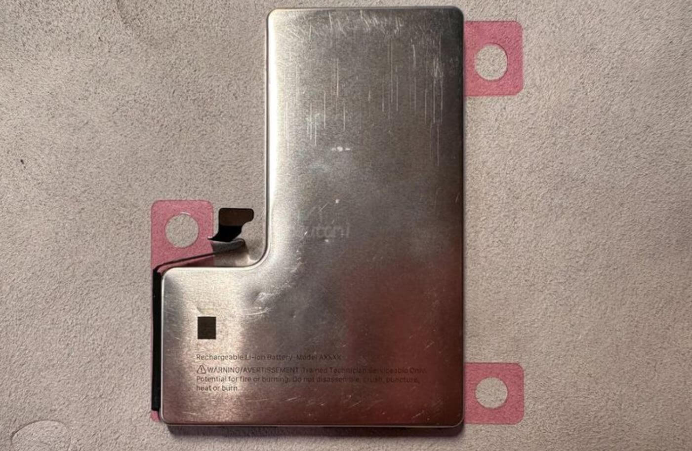 Новый аккумулятор в Айфон 16. Фотография алюминиевого аккумулятора для iPhone 16 давно гуляет по Сети. Фото: macrumours.com. Фото.