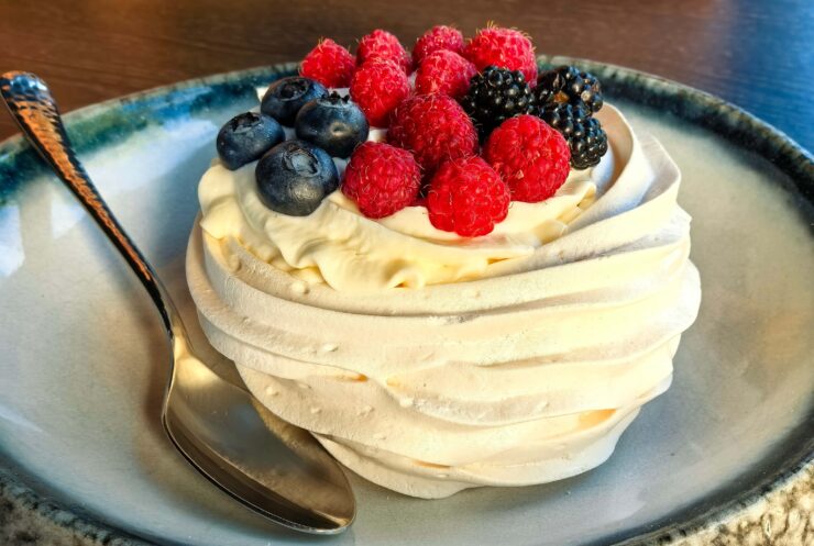 Сравнение Huawei Pura 70 и iPhone 15 Plus. Десерт Анна Павлова. Кстати, вкусный. Фото.