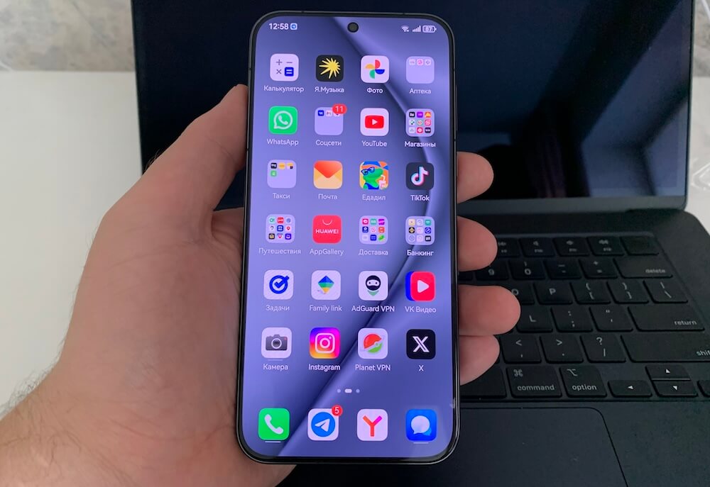 Сравнение Huawei Pura 70 и iPhone 15 Plus. У Huawei Pura 70 очень яркий и сочный экран. Фото.