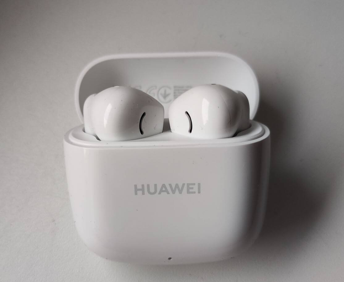 Хорошие беспроводные наушники. Huawei SE2 можно смело рассмотреть в качестве альтернативы AirPods 3 и сэкономить. Фото.