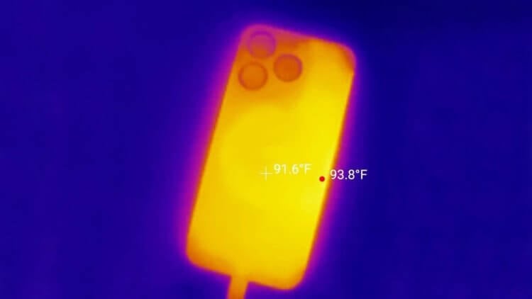 Как нельзя охлаждать iPhone. Не кладите Айфон в холодильник, даже если он сильно нагрелся. Фото: ZDNet. Фото.