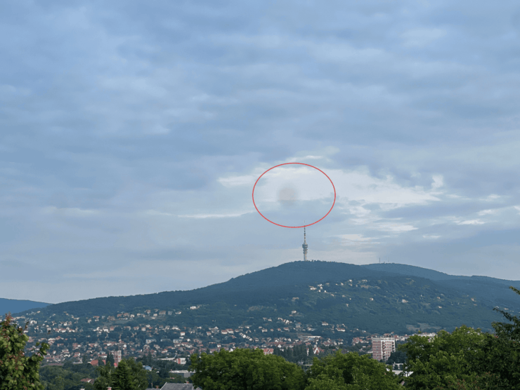 Пятно на камере Айфона. Такие пятна сильно портят снимки. Изображение: discussions.apple.com. Фото.