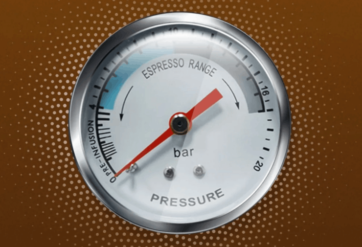 Экстракция кофе в кофемашине. Манометр на корпусе кофемашины добавляет плюсов внешнему виду. Изображение: ozon.ru. Экстракция кофе в кофемашине. Манометр на корпусе кофемашины добавляет плюсов внешнему виду. Изображение: ozon.ru. Фото.
