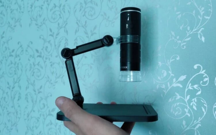Цифровой микроскоп с Wi-Fi. Изображение с микроскопа выводится на смартфон. Фото.