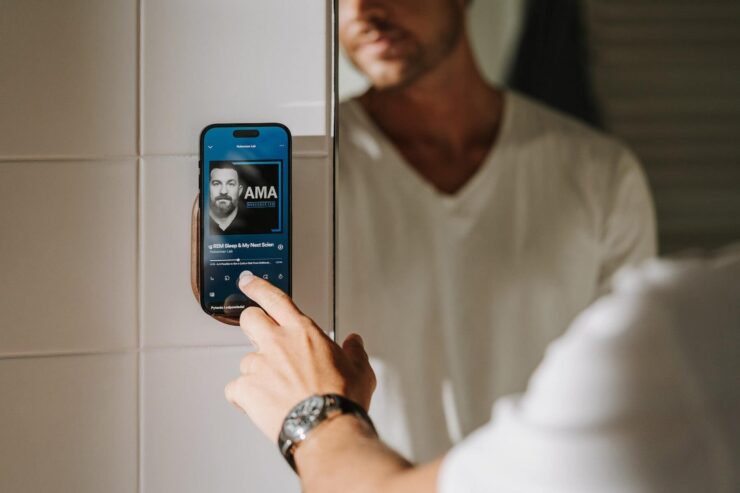 Можно ли использовать iPhone в душе или ванной. Не стоит брать Айфон в душ даже в специальном чехле. Фото: Oakywood. Фото.