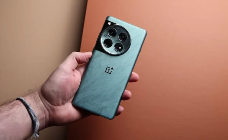 OnePlus 12 — один из лучших смартфонов 2024. Смартфон, которым остаются довольны все. Фото: CNET. OnePlus 12 — один из лучших смартфонов 2024. Смартфон, которым остаются довольны все. Фото: CNET. Фото.