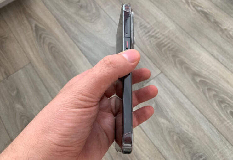 Внешность: матовое стекло и камера в треугольнике. Сбоку это вообще iPhone 15 Plus. Фото.