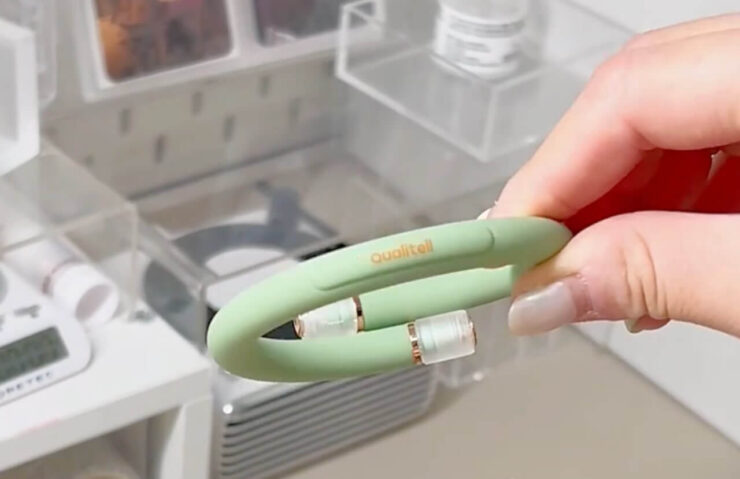 Браслет-репеллент с защитой от комаров. С этим браслетом не нужно ничем натираться и брызгаться. Браслет-репеллент с защитой от комаров. С этим браслетом не нужно ничем натираться и брызгаться. Фото.