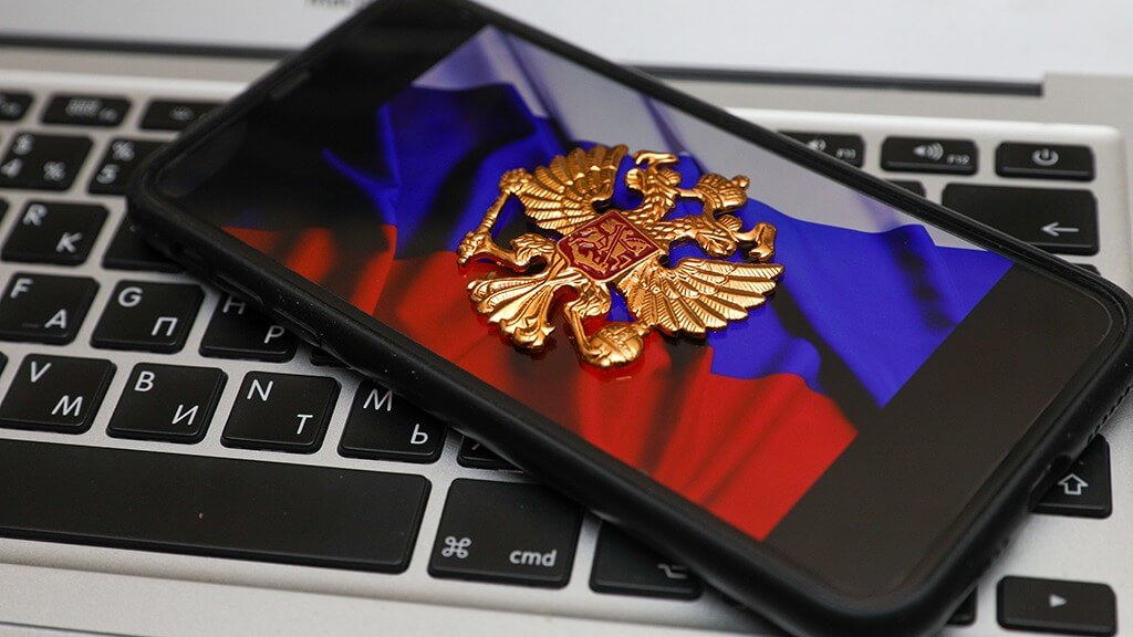 В Госдуме обязали Apple предустанавливать на iPhone около 20 российских приложений. Но без Mir Pay и RuStore. Фото.