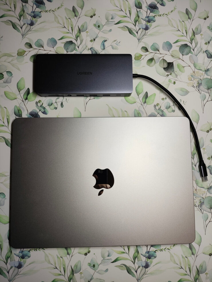 Хаб для Макбука. Провод не складывается и не снимается, а значит, из-за тканевой оплетки постоянно будет топорщиться. Фото.