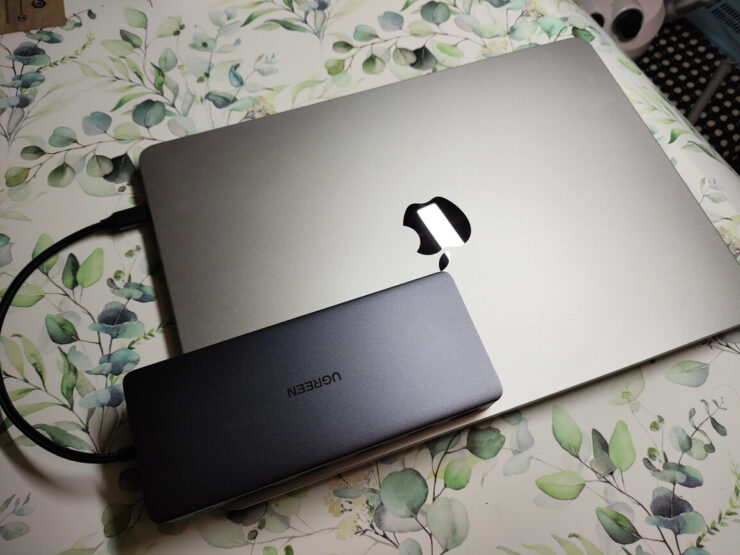 USB-хаб UGREEN. Если бы Макбук был серым, то сочетание было бы идеальным. Фото.