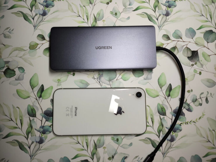 USB-хаб UGREEN. Хаб даже немного больше Айфона. Фото.