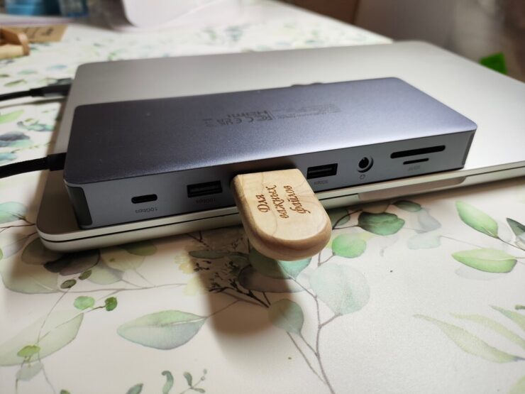 Хаб для Макбука. Если флешка широкая, то соседние порты использовать будет проблематично. Фото.