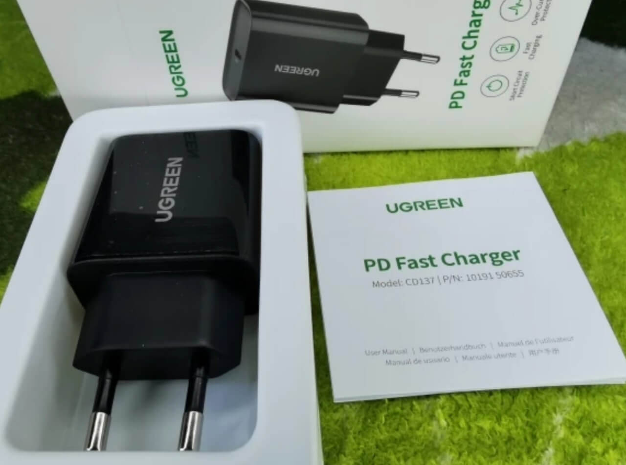 Зарядное устройство Ugreen PD 20 Вт. Это просто идеальная зарядка для Айфона. Фото.
