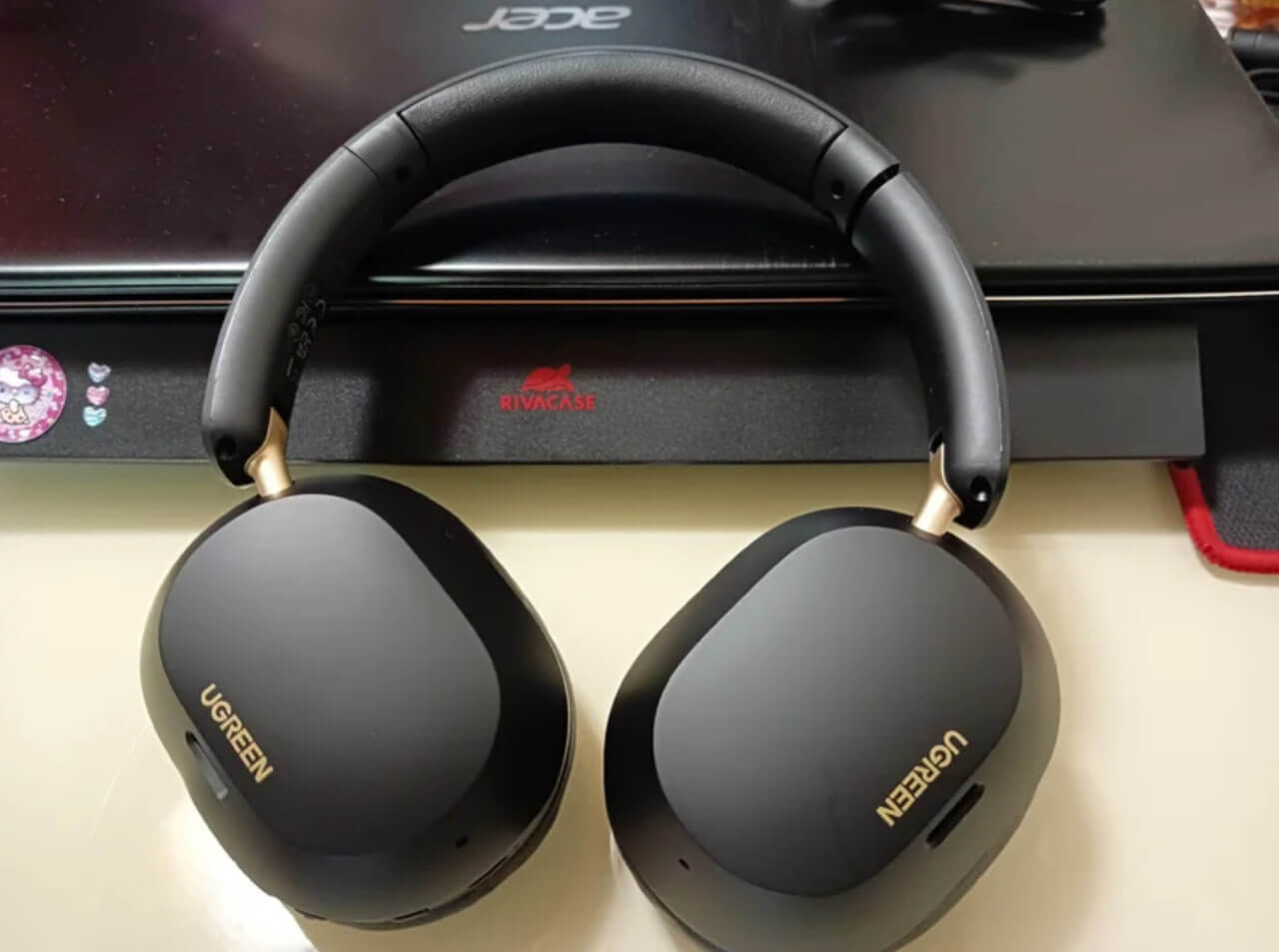 Накладные наушники с шумоподавлением. Не AirPods Max, конечно, но тоже очень классные «уши». Фото.