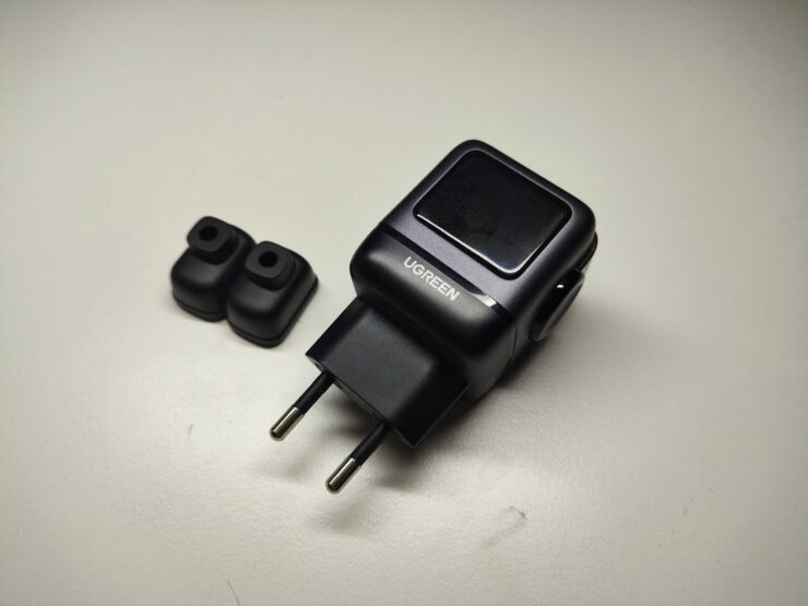 Зарядка с экраном. Жаль, что ножки никак нельзя прикрепить к корпусу зарядки. Фото.