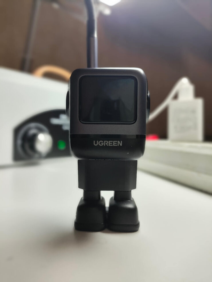 Зарядка с экраном. У UGREEN получилась зарядка-робот. Восторг ребенка гарантирован. Фото.